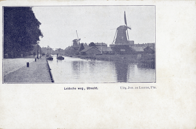 4325 Gezicht op de Leidsche Rijn te Utrecht met links op de achtergrond de zaagmolen De Bijgeval en rechts de zaagmolen ...